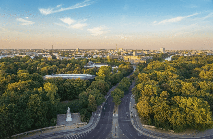 Berlin’s Edge: Urban Photography in a City of Contrast