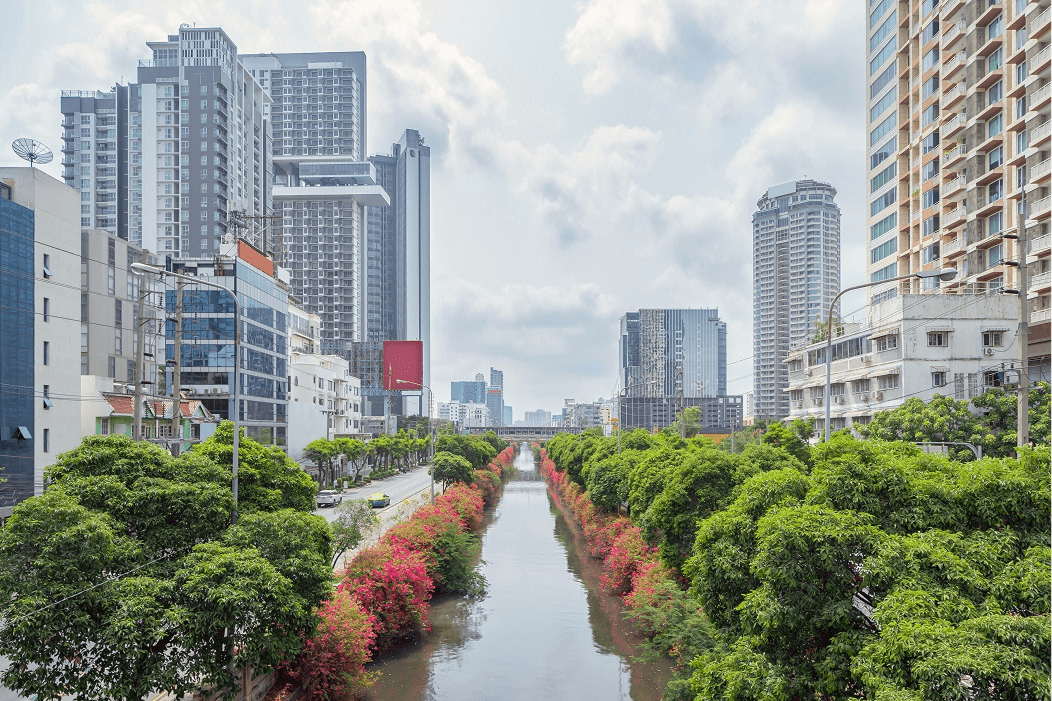 Rain-Filled Pavements and Puddle Reflections on Bangkok’s&hellip;
